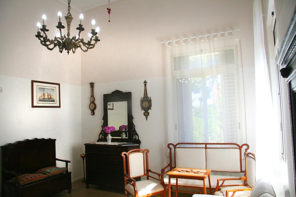 Deluxe Room (2 Adults + 1 Child),1593684532:JPEG